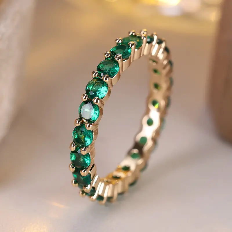 Δαχτυλίδι από μαλακό χρυσό με κομψές λεπτομέρειες