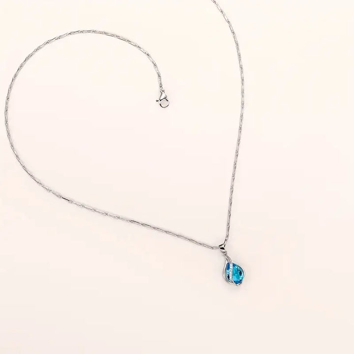 Κολιέ λευκόχρυσου με εκλεπτυσμένα κρεμαστά στοιχεία