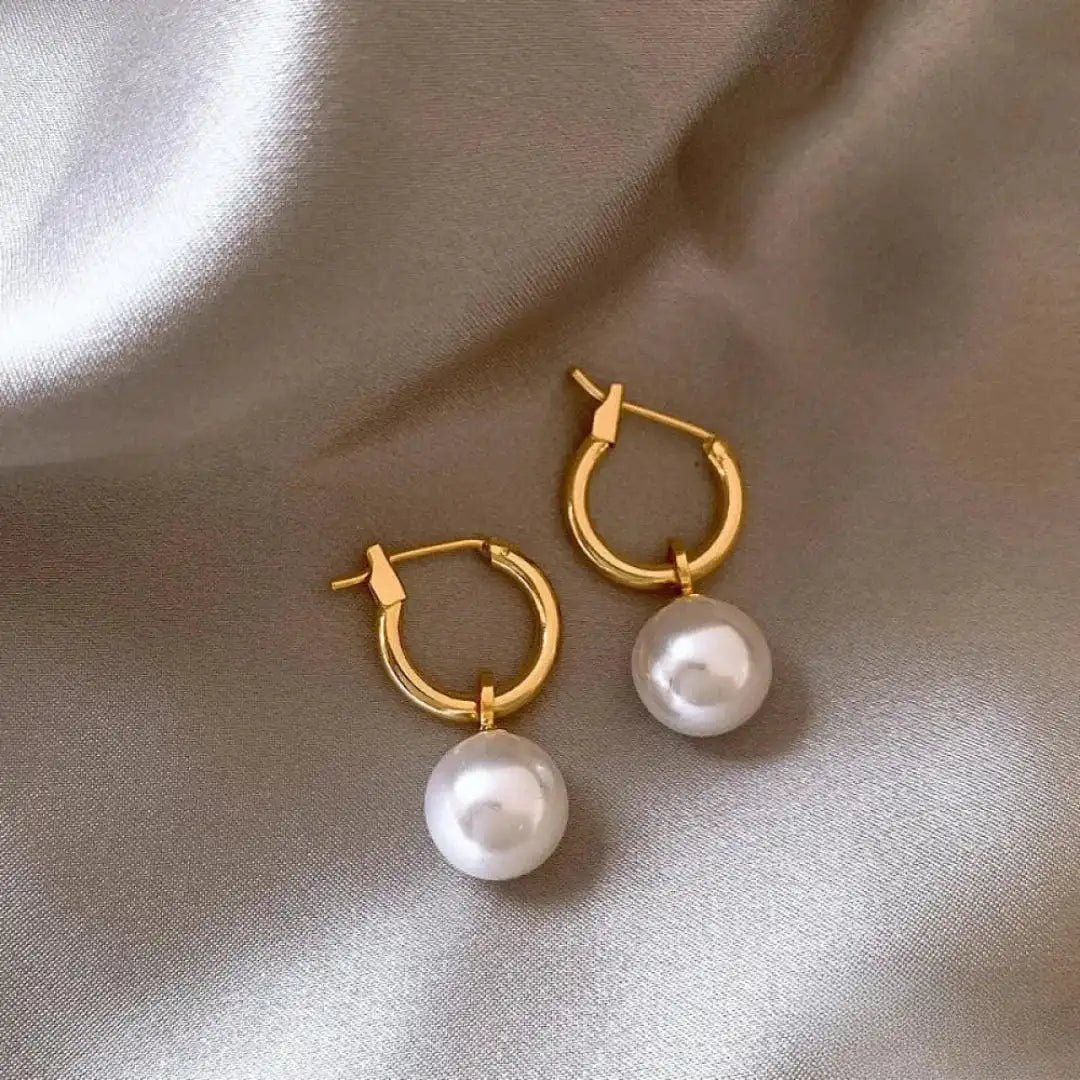 Elegant Earrings Adorned with White Pearls and Gold Details