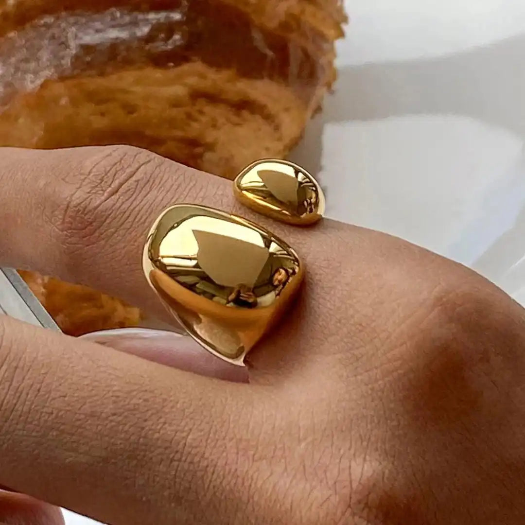 Elegant Golden Wave Band