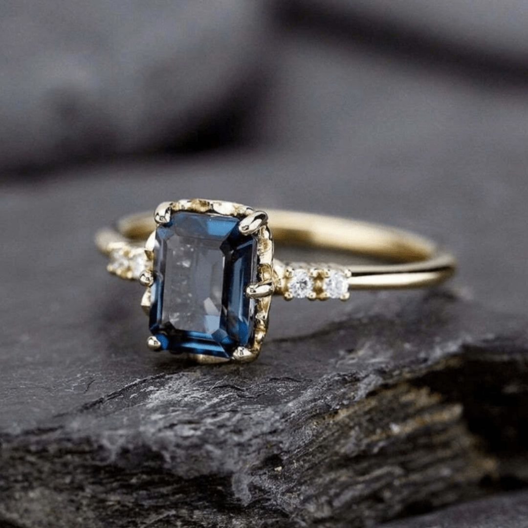 Vintage Blue Stone Gold Ring