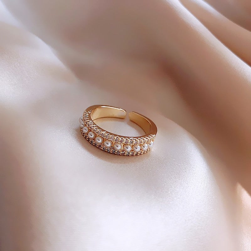 Sophisticated Pearl and Gold Ring
