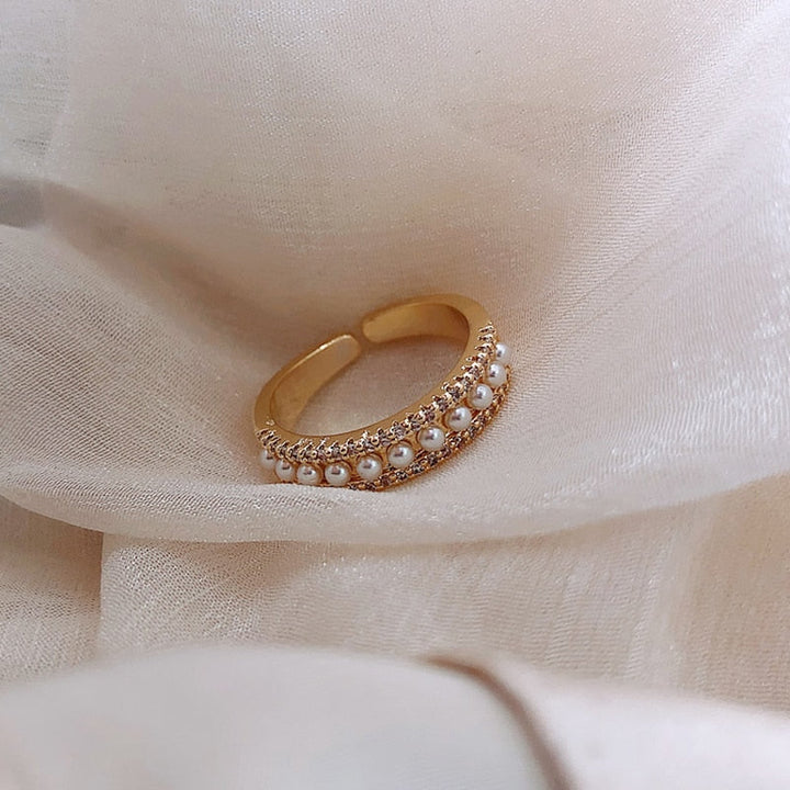 Sophisticated Pearl and Gold Ring