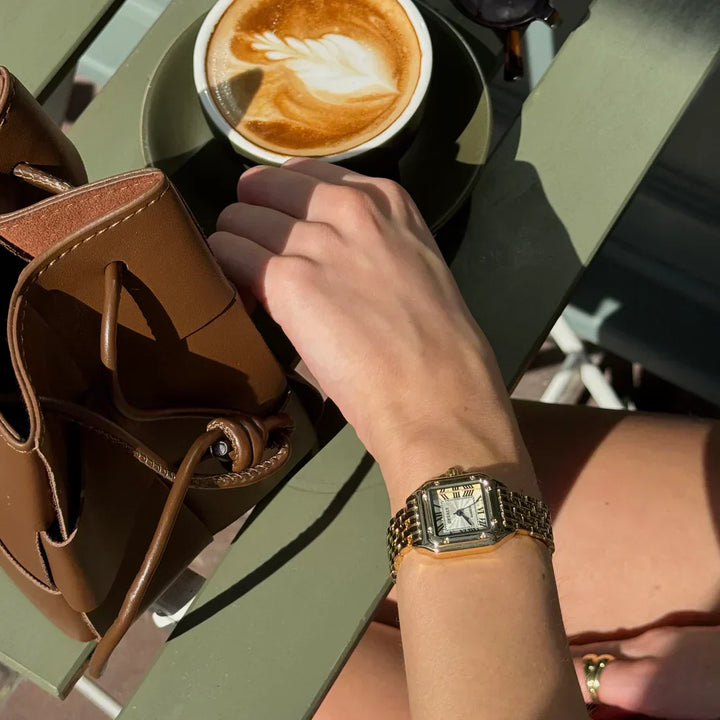 Μινιμαλιστικό ρολόι σε χρυσό.