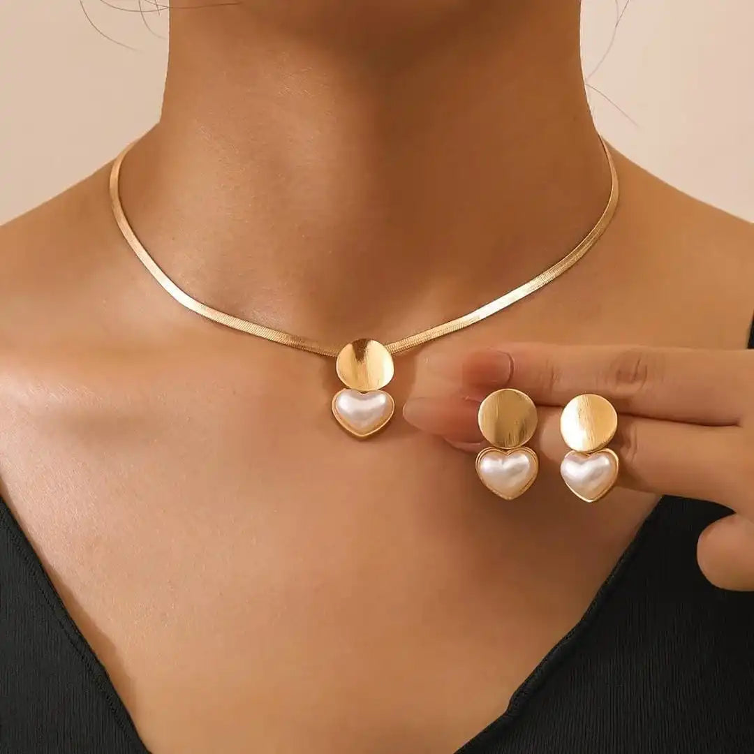 Retro Gold Heart Jewelry Set: Necklace and Earrings