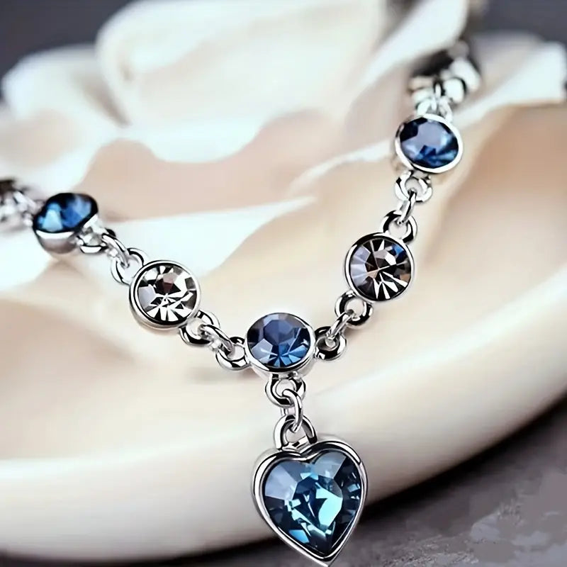 Μαλακό γυαλιστερό βραχιόλι από λευκό χρυσό με σχέδιο καρδιάς.