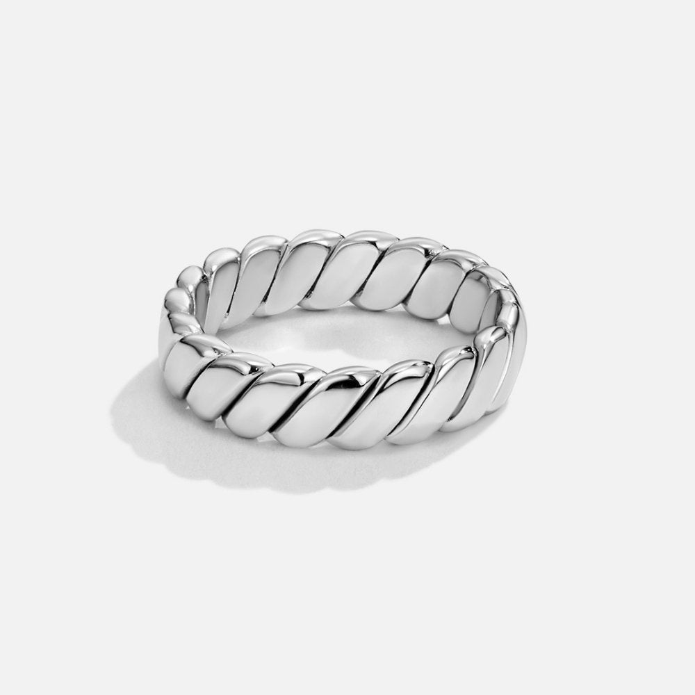 Κομψό ασημένιο δαχτυλίδι με στυλάτη στροφή