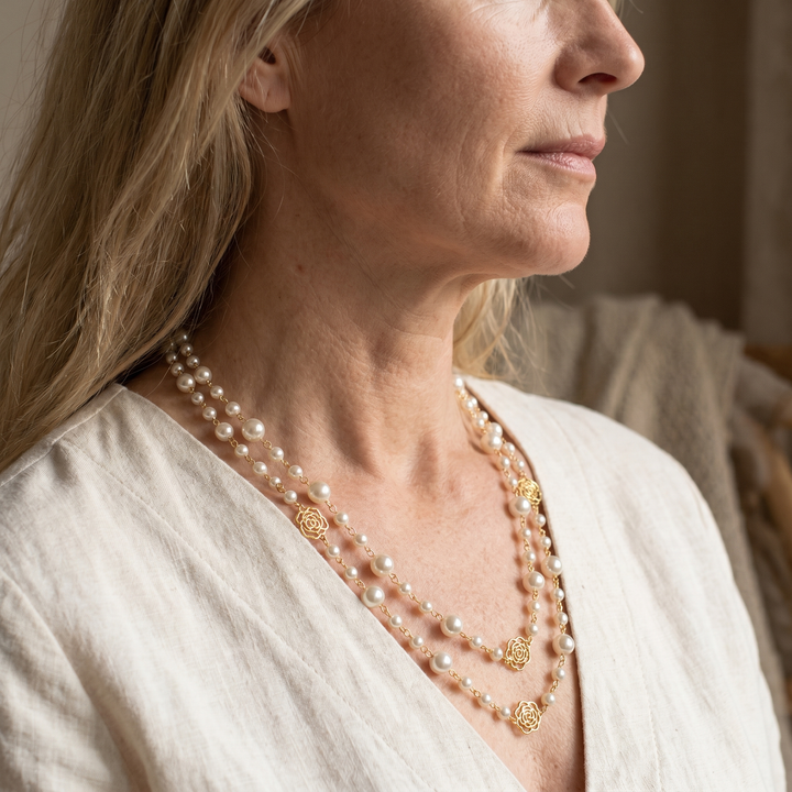 Sophisticated Gold Pearl Pendant Necklace
