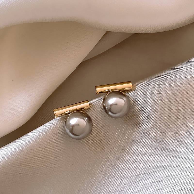 Sophisticated Gold Earrings with Dark Pearl Accents