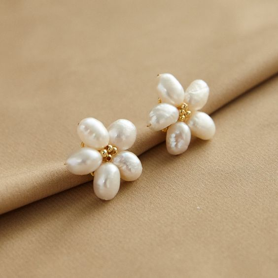 Chic White Floral Pearl Earrings