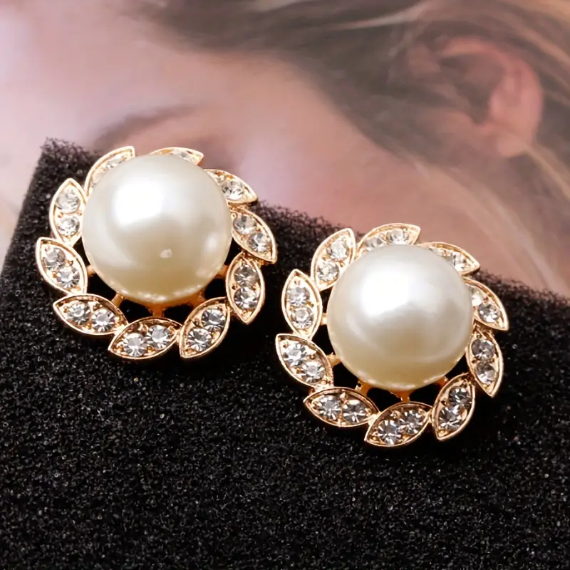 Elegant Pearl Earrings Adorned with Shimmering Leaf Details