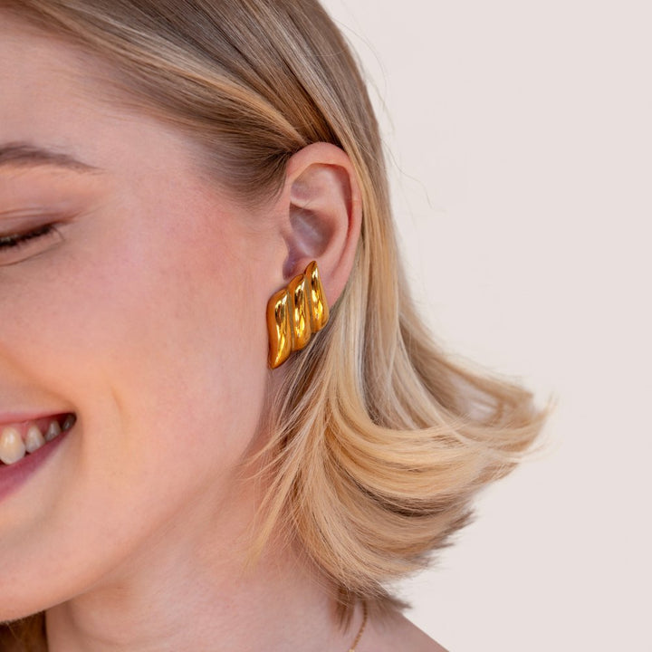 Λεπτά χρυσά σκουλαρίκια με στρογγυλές φόρμες